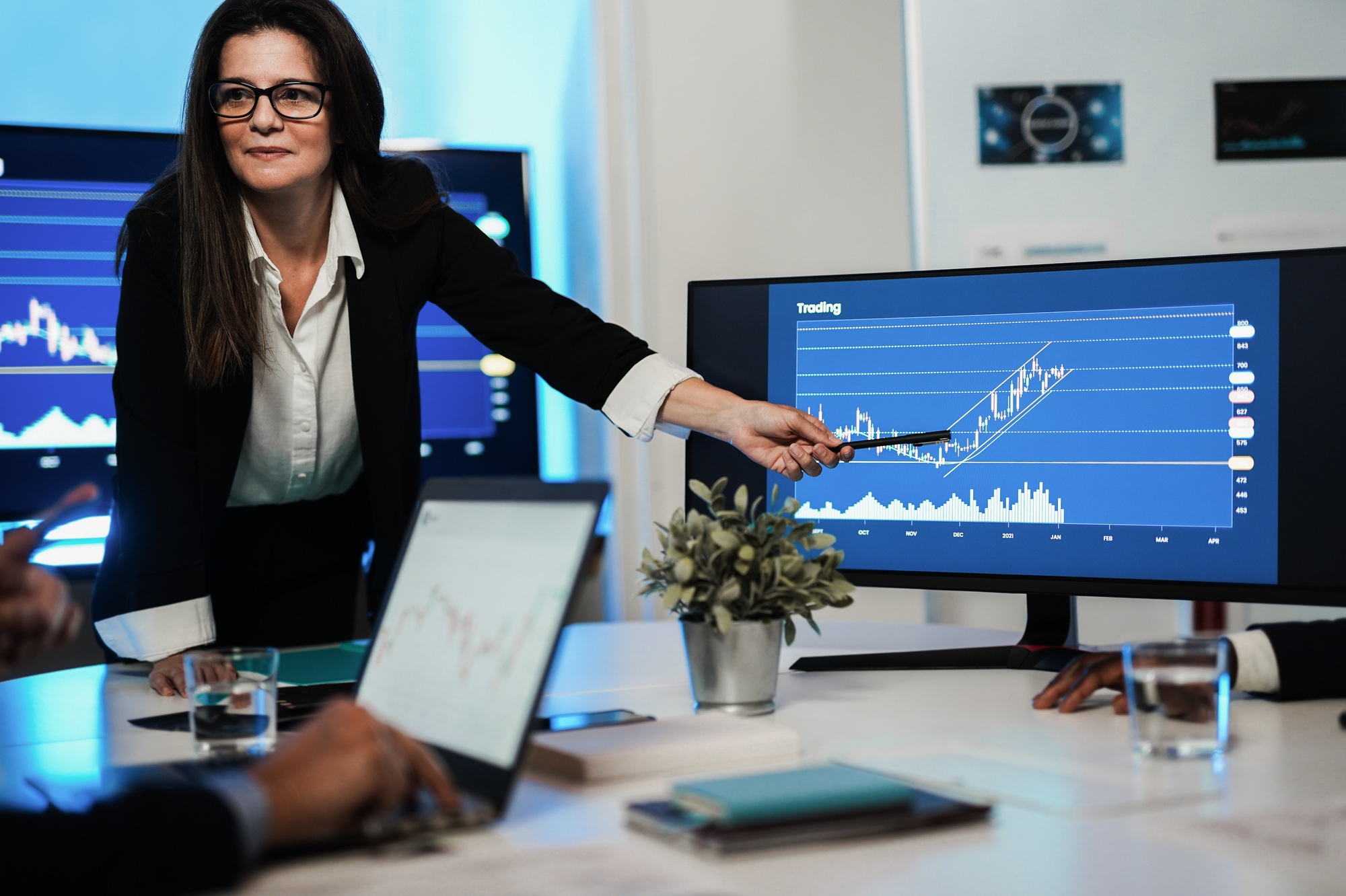 Business woman explaining trading strategies inside bank meeting room - Focus on face